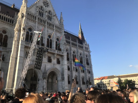 Tizenhét európai uniós tagállam tiltakozik a homofób magyar jogszabály ellen, a holland miniszterelnök pedig már kitenné Magyarországot az EU-ból