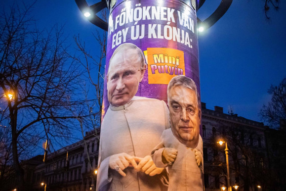 A Momentum reagált Orbán moszkvai találkozójára, a Fidesz MZP-ellenes plakátjait hekkelték meg