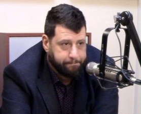 Rendőrök igazoltatták a Puzsér Róbert lakásáról távozókat