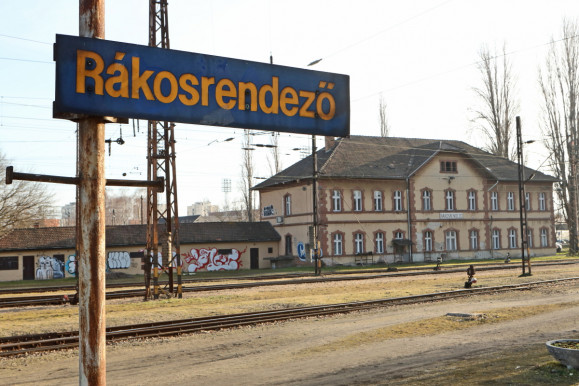 Napi MÁV: Tolatás közben kisiklott egy mozdony Rákosrendezőn 