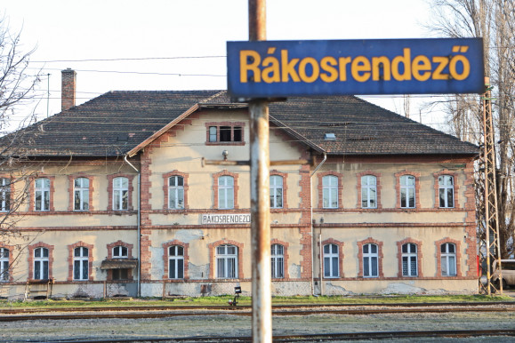 Rákosrendező forró krumplivá vált az Orbán-kormány számára