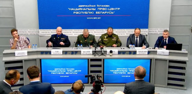 Kiültette a pódiumra a belarusz hatóság a repülőről lerángatott Raman Prataszevicset