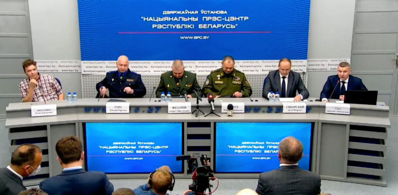 Kiültette a pódiumra a belarusz hatóság a repülőről lerángatott Raman Prataszevicset