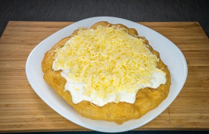 A sajtos-tejfölös lángos, ami választ ad a világ minden kérdésére