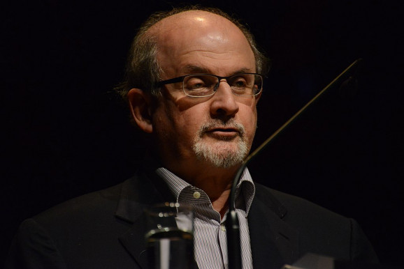 Lélegeztetőgépen tartják Salman Rushdie-t, elveszítheti a látását egyik szemére