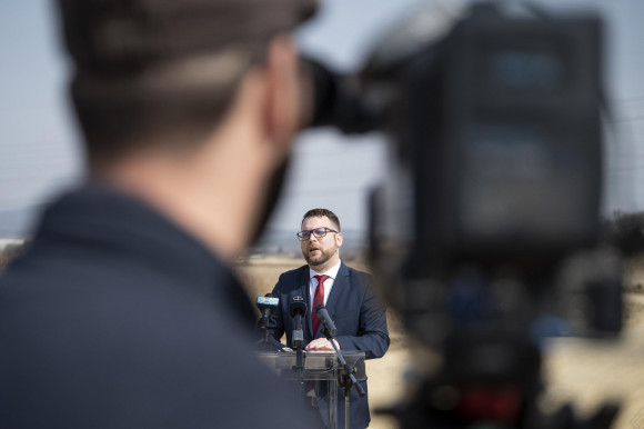 Azonnali hatállyal felmentették Schanda Tamást, az Innovációs és Technológiai Minisztérium parlamenti és stratégiai államtitkárát