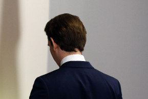 Hátat fordít a politikának Sebastian Kurz, több időt szeretne tölteni újszülött fiával