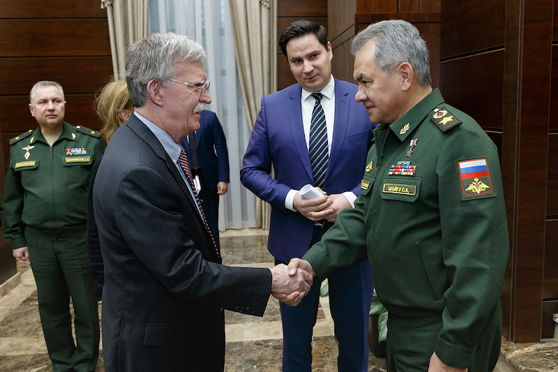 John Bolton találkozása Szergej Sojgu orosz védelmi miniszterrel 2018-ban 