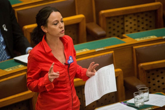 Felfüggesztették Szabó Tímea mentelmi jogát