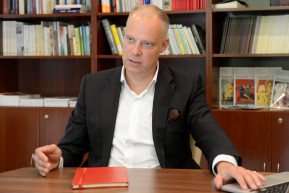 Az új honvédelmi miniszternek egymilliárdos bankszámlája, luxusautója és cégei is vannak