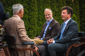 A spórolást magán kezdő kormány új honvédelmi minisztere helikopterrel ment Szilvásváradra huszárnézőbe