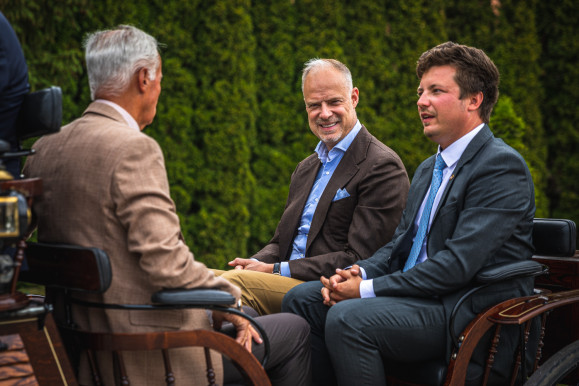 A spórolást magán kezdő kormány új honvédelmi minisztere helikopterrel ment Szilvásváradra huszárnézőbe