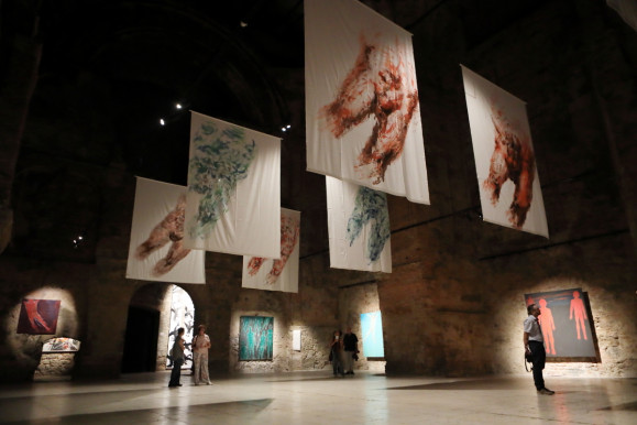 A Műcsarnok közleményt adott ki, hogy betartják a (homofób)törvényt Reigl Judit kiállításánál