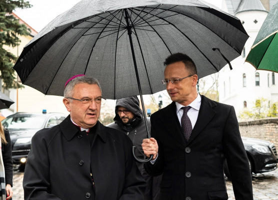 Szijjártó szerint a kereszténységünk egy évtizede hatalmas össztűz alatt áll