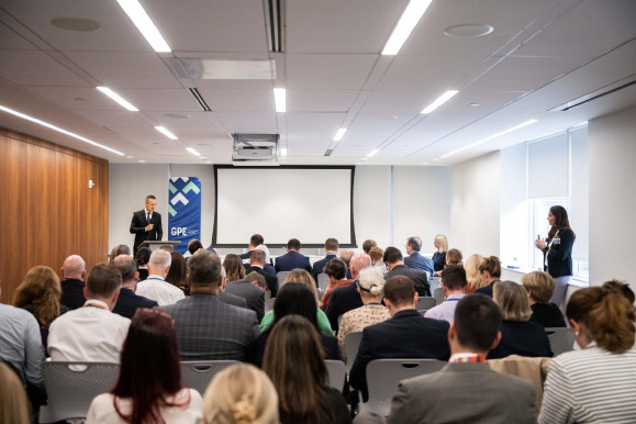 Szijjártó Péter: Magyarország újjáépít egy lebombázott iskolát és egy orvosi rendelőt Kijevben