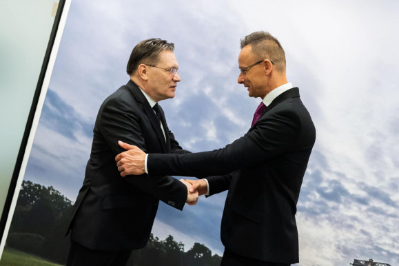 Szijjártó úgy beszél, továbbra is az oroszokra számítanak a paksi bővítésnél