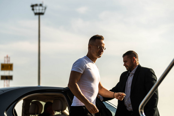 Kétszázezer AstraZeneca-vakcinát ad el Magyarország Portugáliának