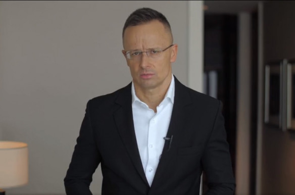 Azonnali: Szijjártó nem volt elégedett a Fox-interjúval, hazahívták a 