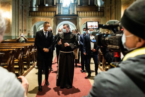 Szijjártó Erdélyben kampányol