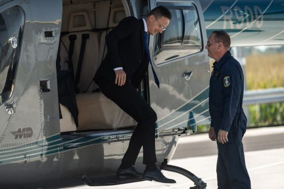 Hadházy: Ha csak a szorgalmas Szijjártó helikopterezik, a többi miniszter lusta?