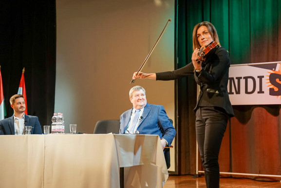 Tállai nem bánkódott a 400 forintos eurón, mert Varga Judit hegedült neki nőnapon