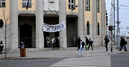 Hétfőn 12 tanár nem vette fel a munkát a kőbányai Szent László Gimnáziumban