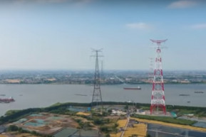 A világ legmagasabb távvezetékoszlopait kötötték össze kábelekkel a Jangce-folyó fölött