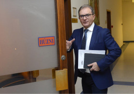 Hadházy: Tóth Csaba megvette az MSZP zuglói irodáját