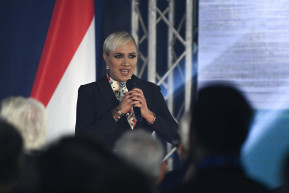 Úgy volt, hogy Tóth Gabi vágja fel a Szent István-napi kenyereket, de csak koncertet ad