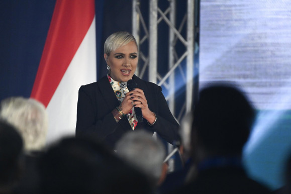 Úgy volt, hogy Tóth Gabi vágja fel a Szent István-napi kenyereket, de csak koncertet ad