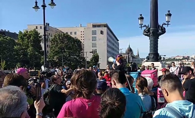 Elfoglalták a Margit hídat a tüntetők, már csak a BKV-járművek közlekedhetnek - ÉLŐ