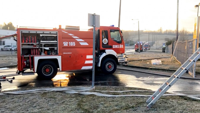 Kigyulladt egy műanyagfeldolgozó üzemcsarnok Pécsen, nem került veszélyes anyag a levegőbe