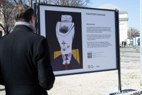 Ukrán művészek munkáit állították ki a Városháza parkban