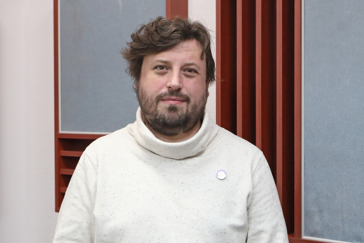 Urfi Péter, a 444 újságírója, a Gyerekasztal Munkacsoport tagja