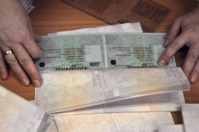 Akadozik az útlevél-ellenőrzés