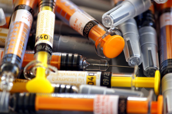 Anglia beengedi a kínai vakcinával oltottakat is. Kétmillió magyart is érint ez a döntés