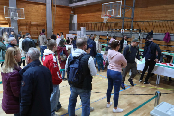 Szervezett utaztatás, kísérgetés és csomagosztás kíséri a választásokat a Tiszta Szavazás szerint