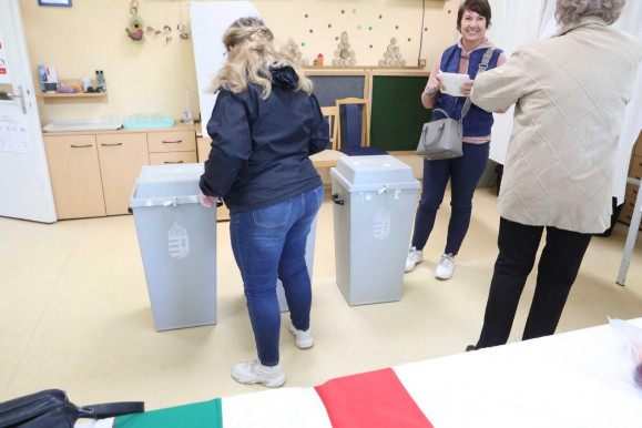 Medián: Megvan az esély, hogy alkotmányozó többséghez jut a Tisza