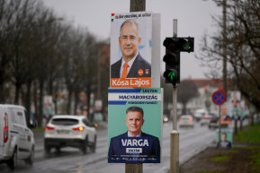 Délutánig el kellene távolítani a pártoknak a választási plakátjaikat