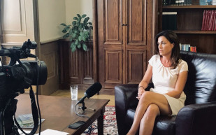 Varga Judit: Merkel mondja Orbán szemébe, hogy távozzon!