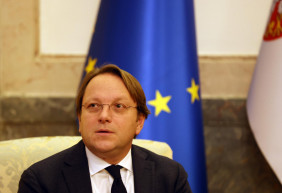 Kémügy: Von der Leyen nem függeszti fel Várhelyit, de a lehető leghamarabb beszél vele