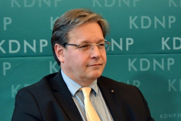 Nem veszélyeztethetik az országot azzal, hogy az árulók meggyengítsék a pártunkat – tudatta a KDNP-s Vejkey Imre