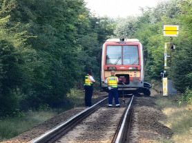 Vonat és személyautó ütközött össze Kunfehértónál, öten vesztették életüket