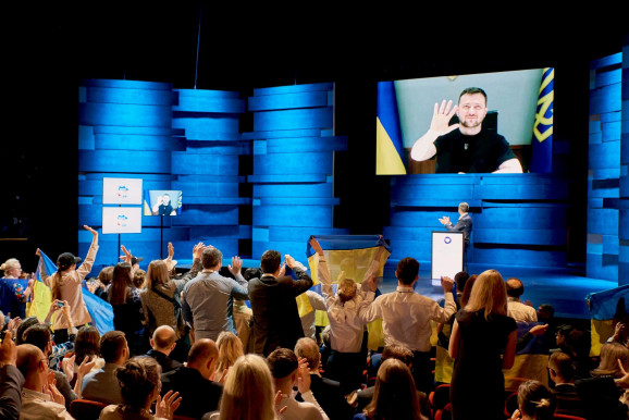 Zelenszkij: Jó döntést hoznak az európai politikusok, ha Ukrajnának megadják az EU-tagjelölti státust, mert a közvélemény Ukrajna oldalán áll