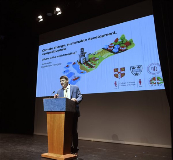 Majdnem hárommillióra nő Áder fizetése