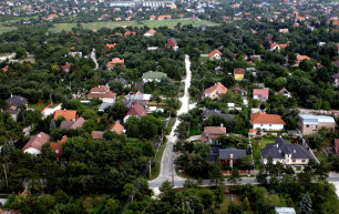Úgy elszálltak az árak Budapesten, hogy egy 60 négyzetméteres lakás árából kijön egy ház az agglomerációban
