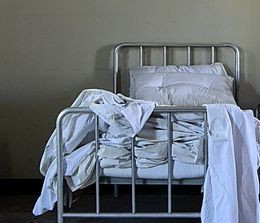 Kikötözték, megfulladt a beteg