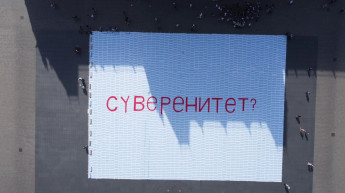 Üres konzultációs íveket raktak le a Kossuth téren, cirill betűkkel üzentek Szijjártónak