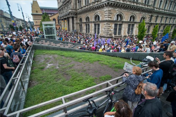 Miért nyúl a kutatáshoz Orbán? Mert csak...