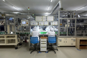 A komáromi akkugyárat több mint száz dolgozónak kellett elhagynia